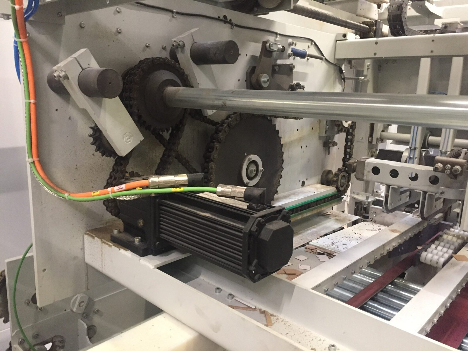 Chaîne lubrifiée manuellement avant installation du système automatique