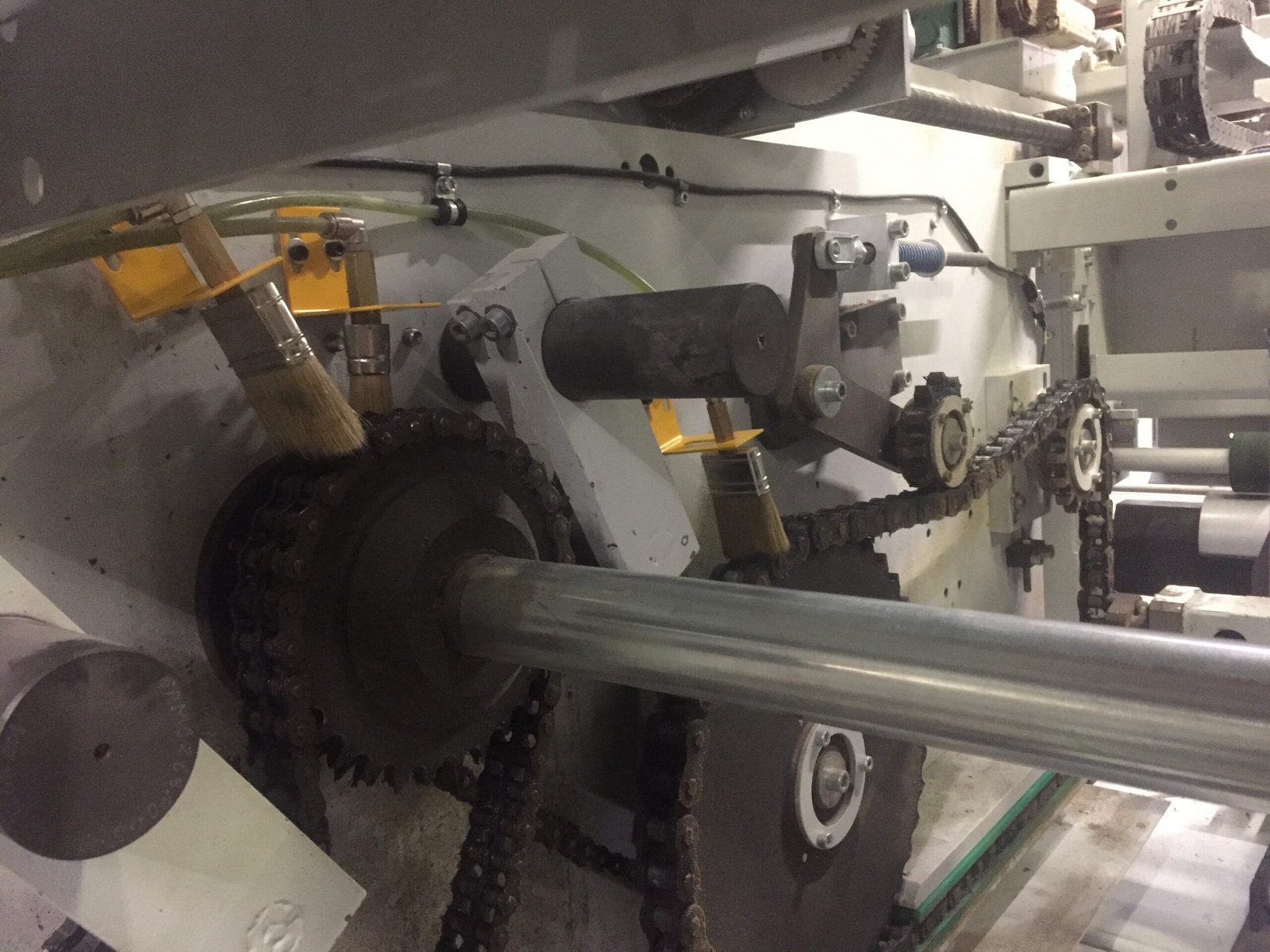 Chaîne équipée d’un système de graissage automatique avec pinceaux