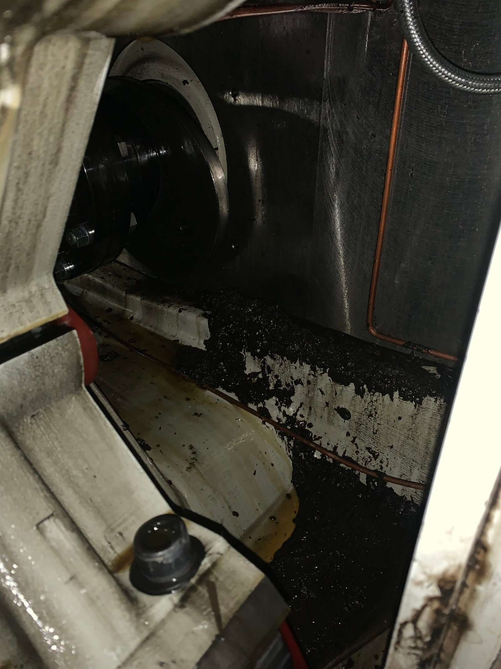 Zone technique Bobst avant nettoyage, environnement peu lisible