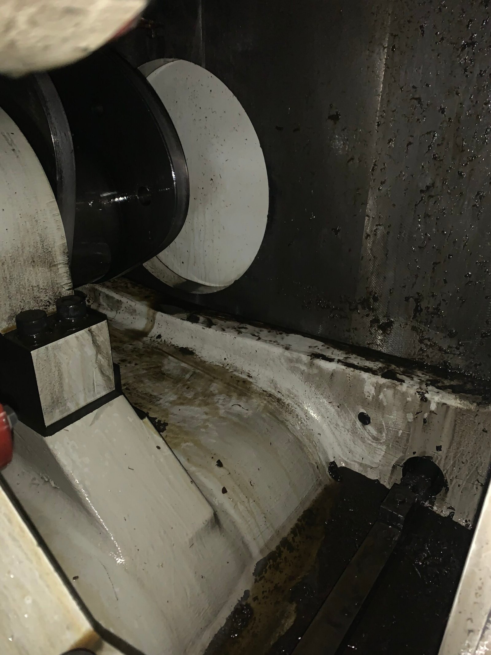 Carter de presse Bobst avant vidange et nettoyage, zone encrassée