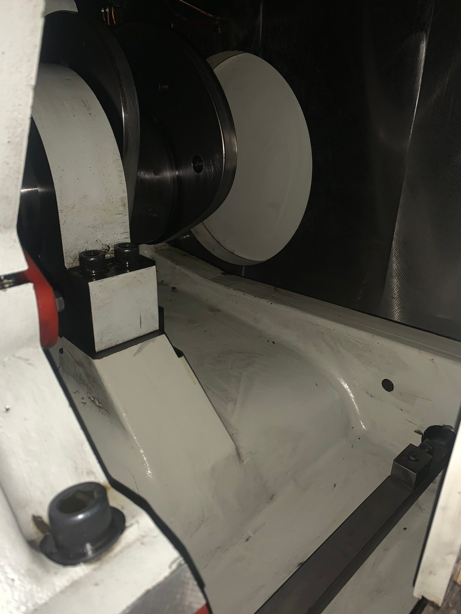 Carter de presse Bobst après vidange et nettoyage, zone propre et accessible