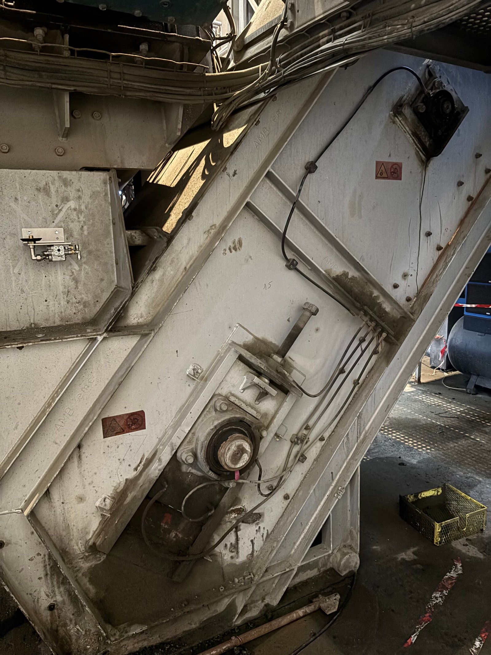 Convoyeur à raclette en centrale d’enrobé avant automatisation du graissage